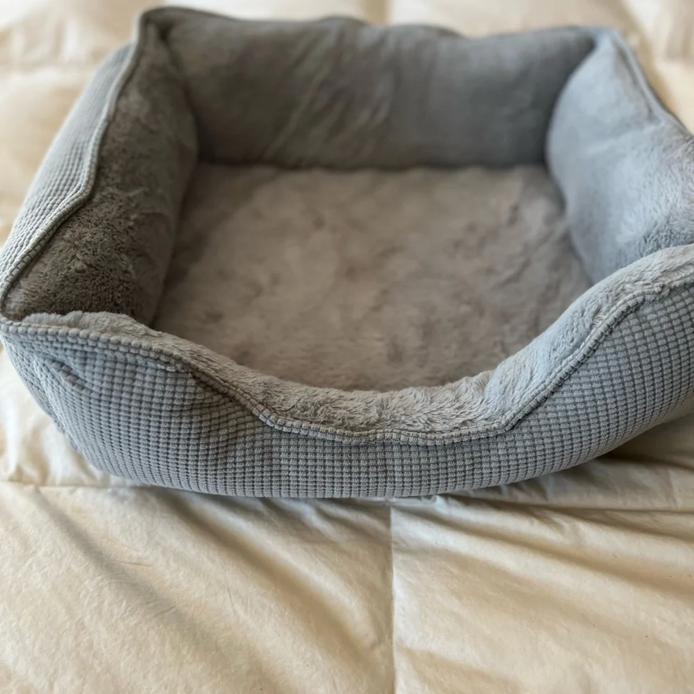 Dogs Bedding. Set of 2. Small Size Dogs Or Cats. Excellent Condition
